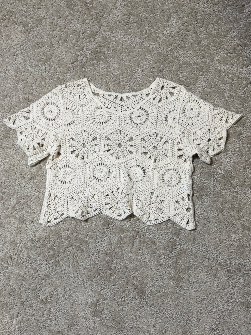 Crochet Floral Crop Top in Cream